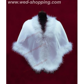 Cape en isolerad satin och Maraboufjädrar