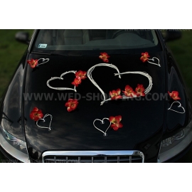 Bröllopsbil vita hjärtan röda orkidéer pynt