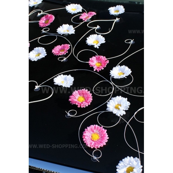 Rosa och vit gerbera pynt till bröllopsbil