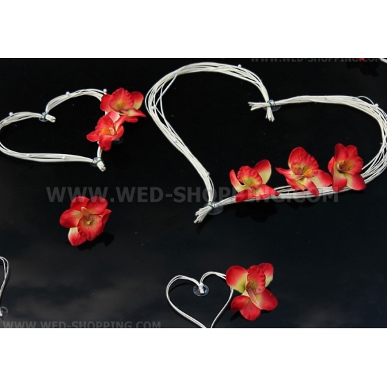 Bröllopsbil vita hjärtan röda orkidéer pynt