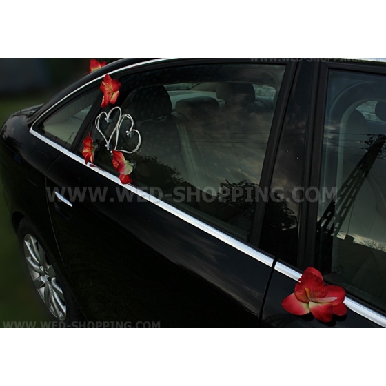 Bröllopsbil vita hjärtan röda orkidéer pynt