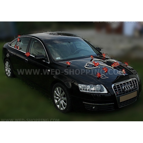 Bröllopsbil vita hjärtan röda orkidéer pynt