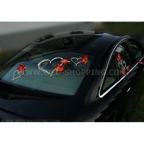 Bröllopsbil vita hjärtan röda orkidéer pynt