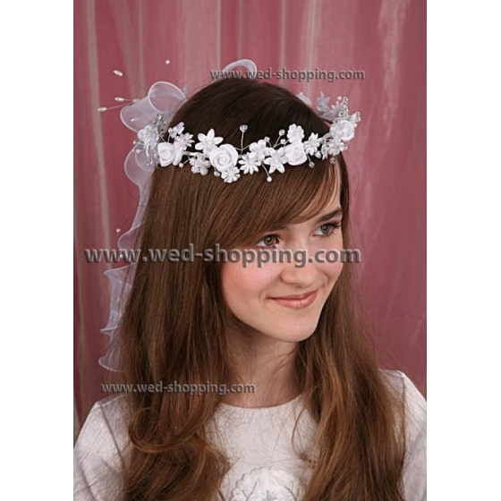 Kommunions diadem på huvudet flicka