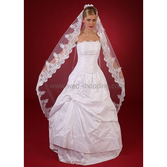 LÃ¥ng BrudslÃ¶ja med bred spets med silver trÃ¥d