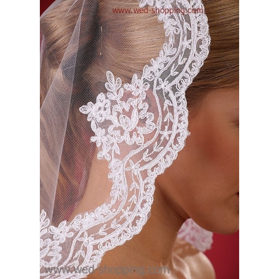 Brudslöja med blommig spets