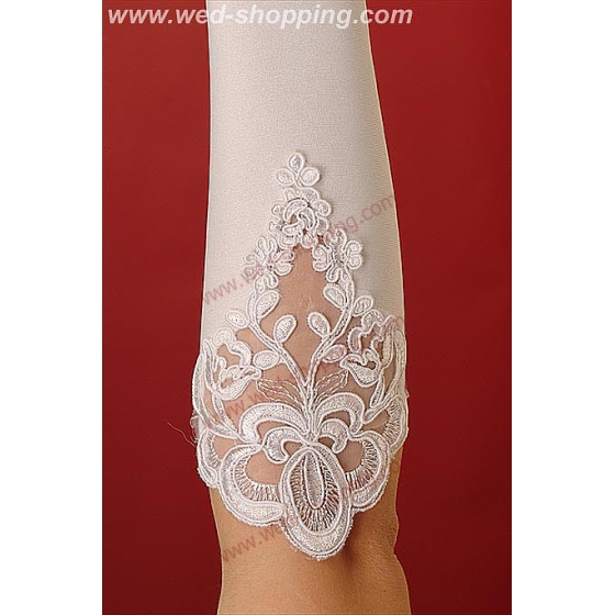 Gants avec un élément ornemental ŕ la hauteur du coude